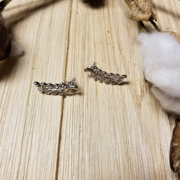 🌿🌿Gorgeous SILVER plated Leaf ear climbers with CZ's🌿🌿 - Picture 5 of 10